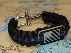 PARACORD SURVIVAL BRACELET WITH AN AMERICAN FLAG, POLICE, FIRE DEPARTMENT, NEW