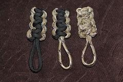 paracord zipper pull – Sahara Desert and black