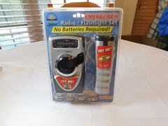 NOS INNOVAGE Outdoor storm Weather Battery Free Crank Radio Ear Bud Headphones