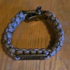Gray Adjustable Paracord Bracelet w/ US Flag Plate & Metal Shackle Clasp