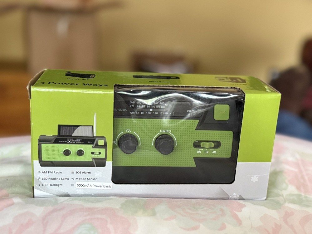 Emergency CRANK RADIO – AM/FM/WEATHER – BUILT IN LIGHT – USB CHARGING PORT