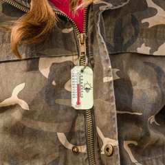 Lumazip – Glow-In-The-Dark Zipper Pull Thermometer for Jacket, Parka, or Backpac