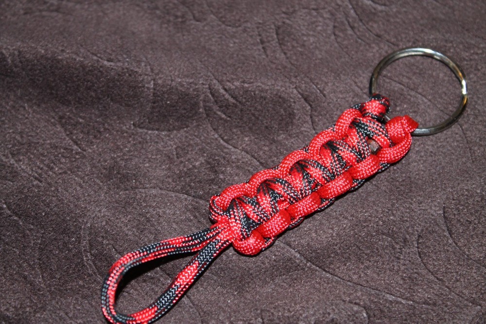 New Paracord Keychain – Black widow, red #R13
