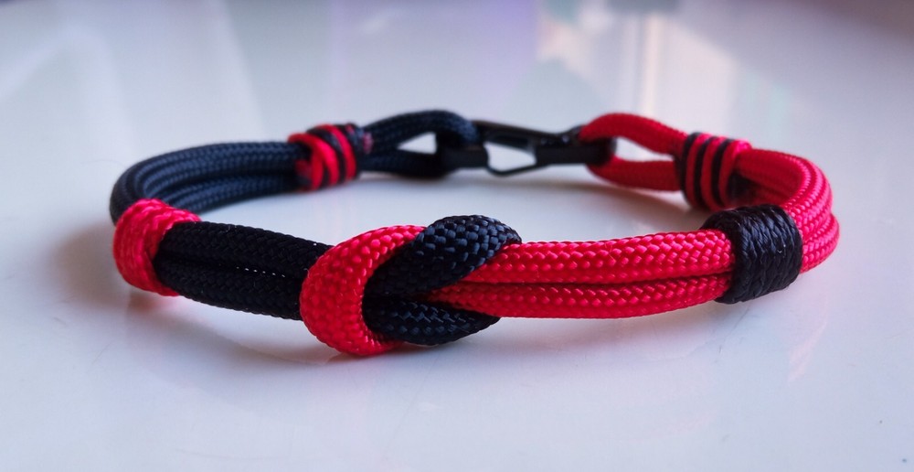 Paracord bracelet, carabiner clasp. In red and black colors. Handmade. Unisex.