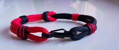 Paracord bracelet, carabiner clasp. In red and black colors. Handmade. Unisex.