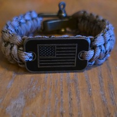 Gray Adjustable Paracord Bracelet w/ US Flag Plate & Metal Shackle Clasp