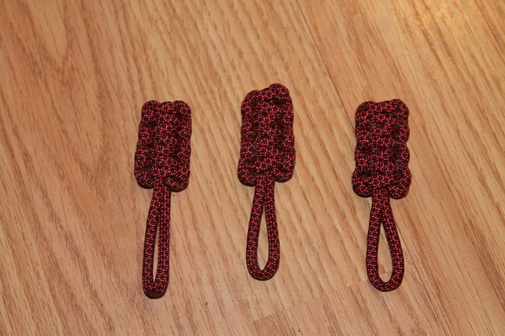 paracord zipper pull – red diamonds on black