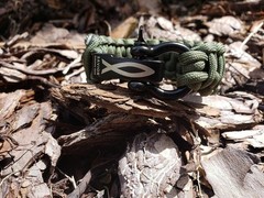 Paracord Bracelet with Stainless Steel Adjustable Shackle (1.25″ SSG Slash