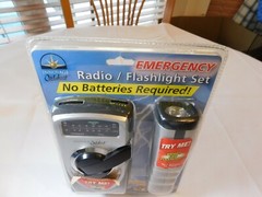 NOS INNOVAGE Outdoor storm Weather Battery Free Crank Radio Ear Bud Headphones