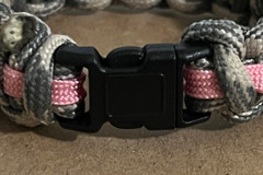 PINK/CAMO HANDMADE PARACORD BRACELET SIZE SMALL MEASURES 8″ BUCKLE TO BUCKLE