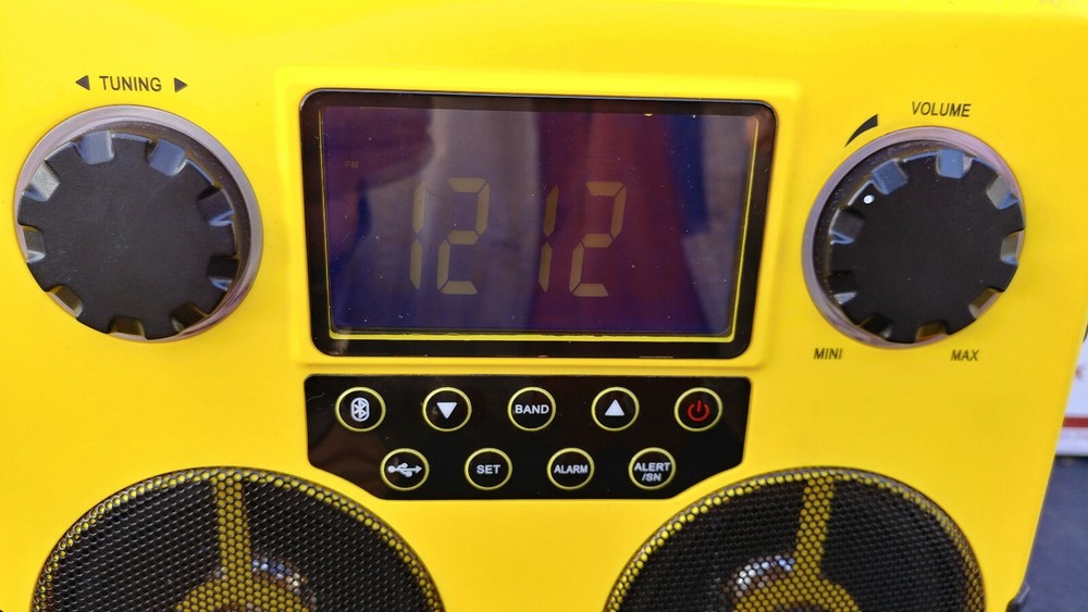 Hand Crank,Solar Panel FM,AM,WB RADIO TIME DATE TEMPERATURE