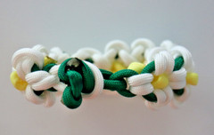 DAISY BRACELET PARACORD HAND MADE 8″ LONG WHITE GREEN YELLOW 9 FLOWER DESIGN