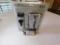 NOS INNOVAGE Outdoor storm Weather Battery Free Crank Radio Ear Bud Headphones