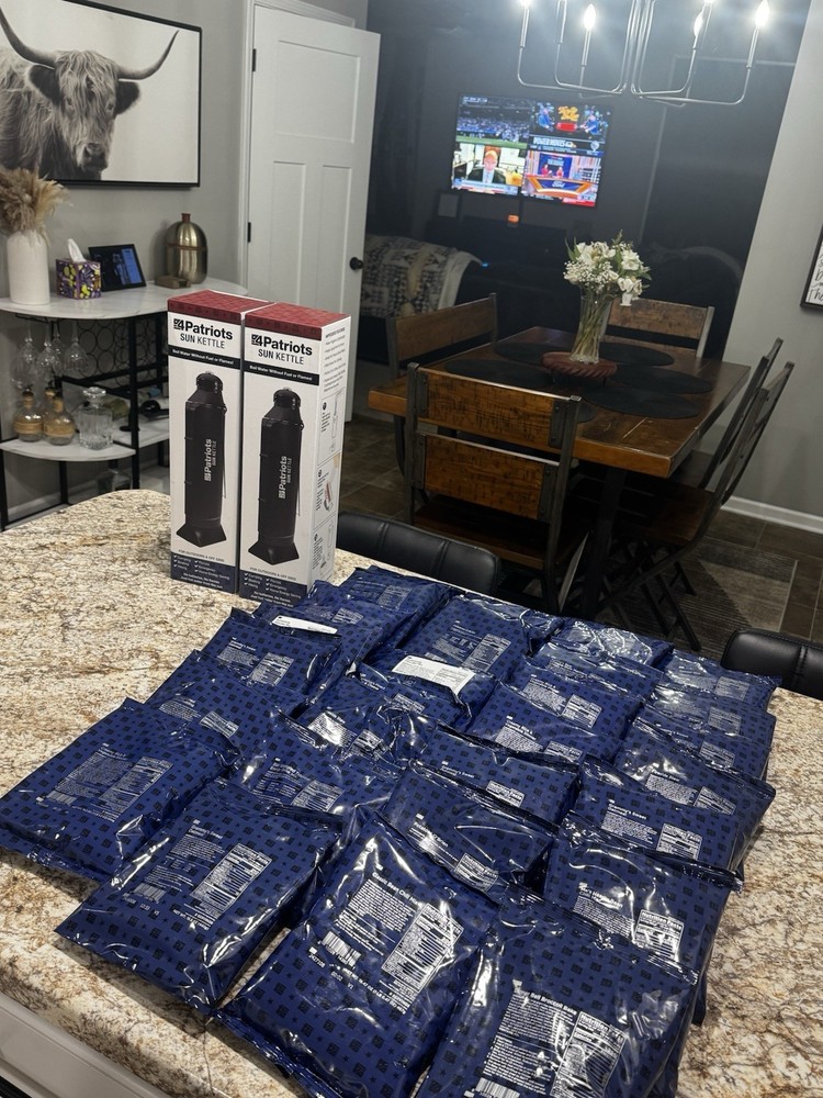 4Patriots Emergency Survival Bundle – 28 MRE Meals + 2 Solar Sun Kettles
