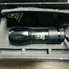 FLASHLIGHT AND CARRIER SET US ARMY STRONG IN A NICE BLACK BOX