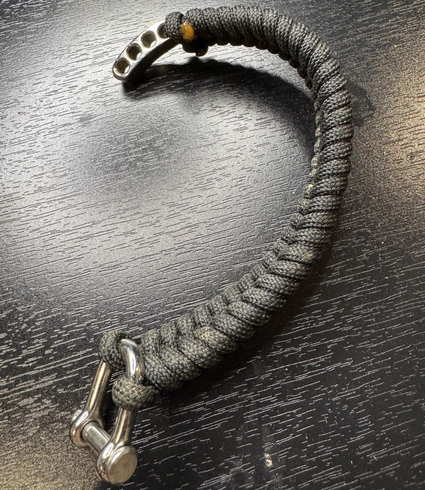 Survival Straps Black Paracord Bracelet Metal Shackle Closure