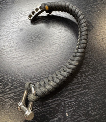 Survival Straps Black Paracord Bracelet Metal Shackle Closure