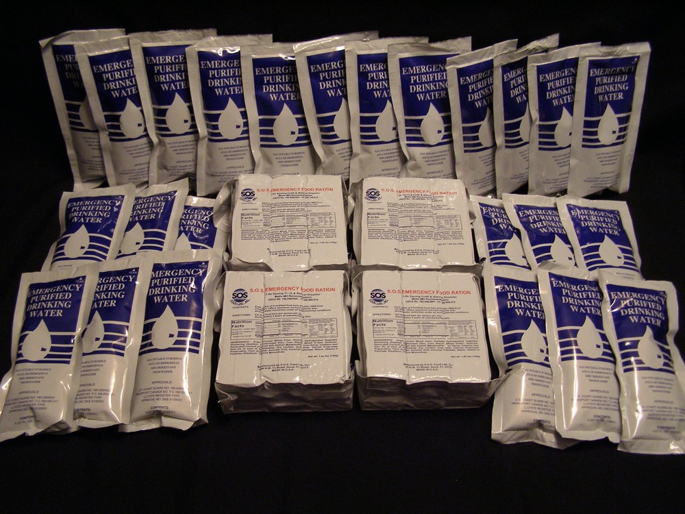 EMERGENCY FOOD & WATER SUPPLY 4 PERSONS 3 DAY HUNTING CAMP STORM DISASTER MRE
