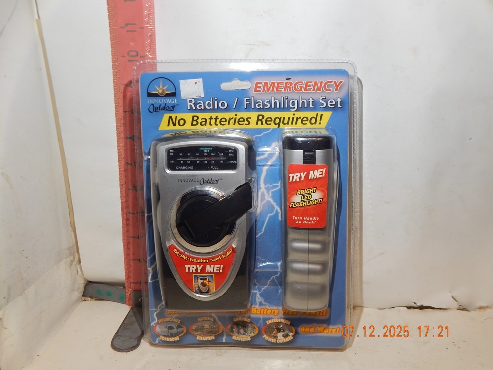 NWT Innovage Outdoor Emergency Radio Flashlight Set – Dynamo / Battery powered