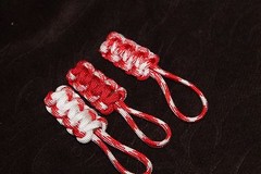 paracord zipper pull – strawberry fields, red, white