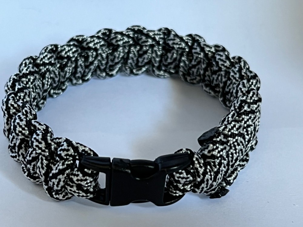 Black and White Paracord Bracelet – made in USA