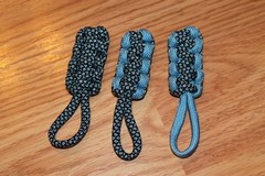 paracord zipper pull – blue diamond print and baby blue