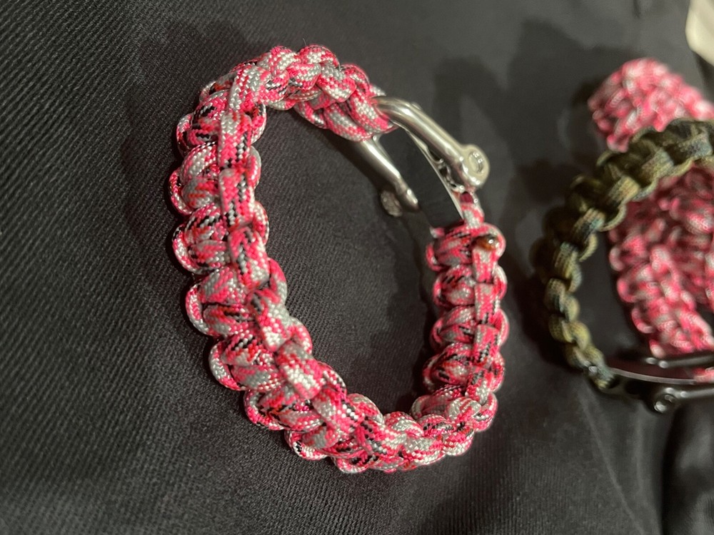paracord bracelet pink camo with shackle