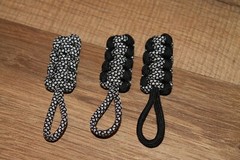 paracord zipper pull – black diamonds on silver and black