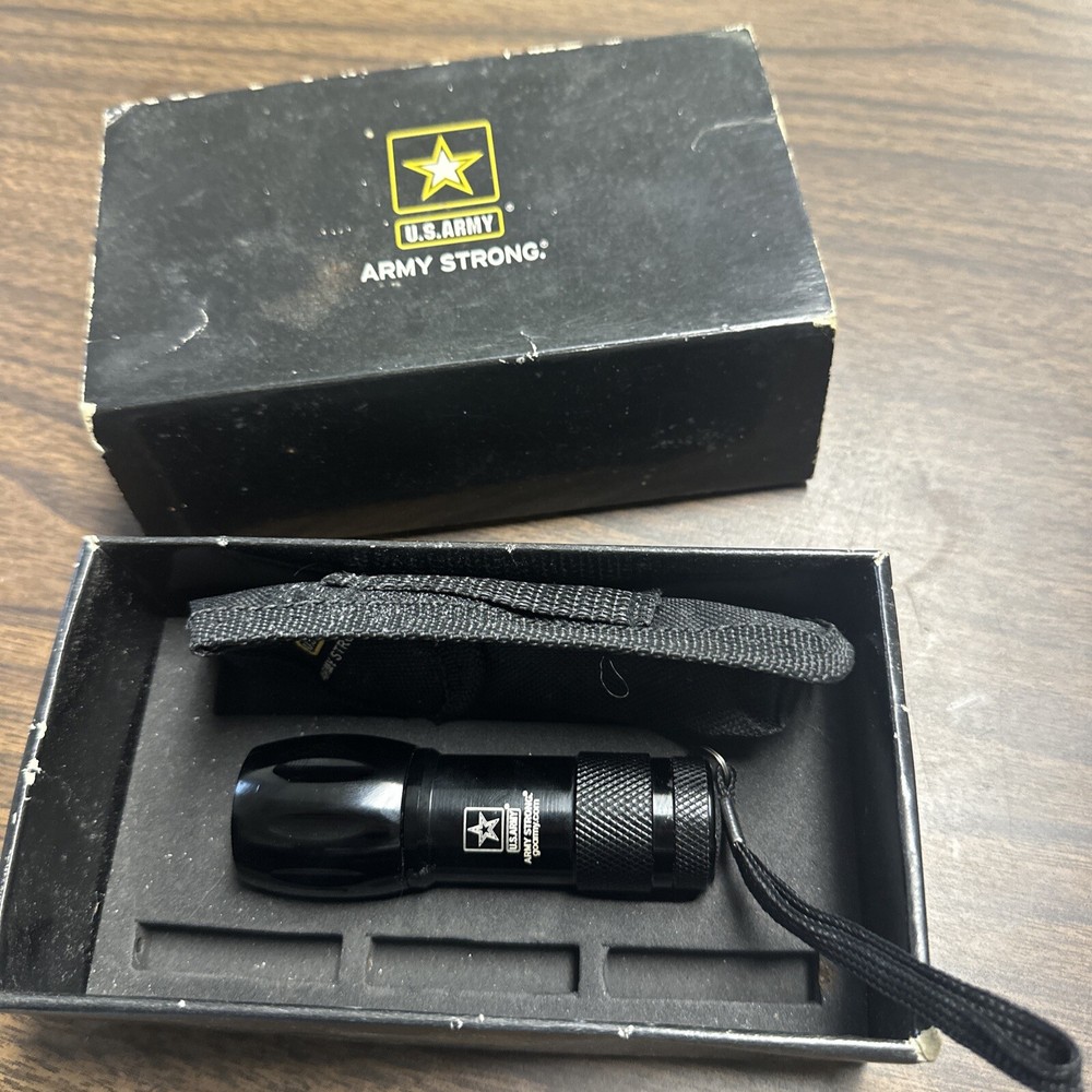 FLASHLIGHT AND CARRIER SET US ARMY STRONG IN A NICE BLACK BOX