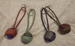 Decorative Nautical Ball Monkey’s Fist Color Changing 550 Paracord, 5″ Keyring