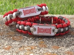 Tampa Bay Bucaneers Paracord Bracelet w/ NFL Dog Tag and Metal Buckle. AWESOME!