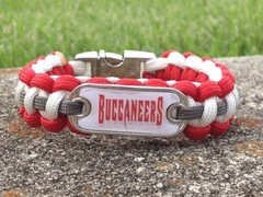 Tampa Bay Bucaneers Paracord Bracelet w/ NFL Dog Tag and Metal Buckle. AWESOME!