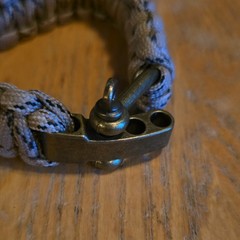 Gray Adjustable Paracord Bracelet w/ US Flag Plate & Metal Shackle Clasp
