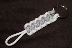 New Paracord Keychain – gray and white #G3