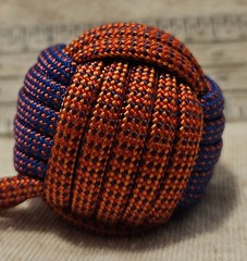 Decorative Nautical Ball Monkey’s Fist Color Changing 550 Paracord, 5″ Keyring